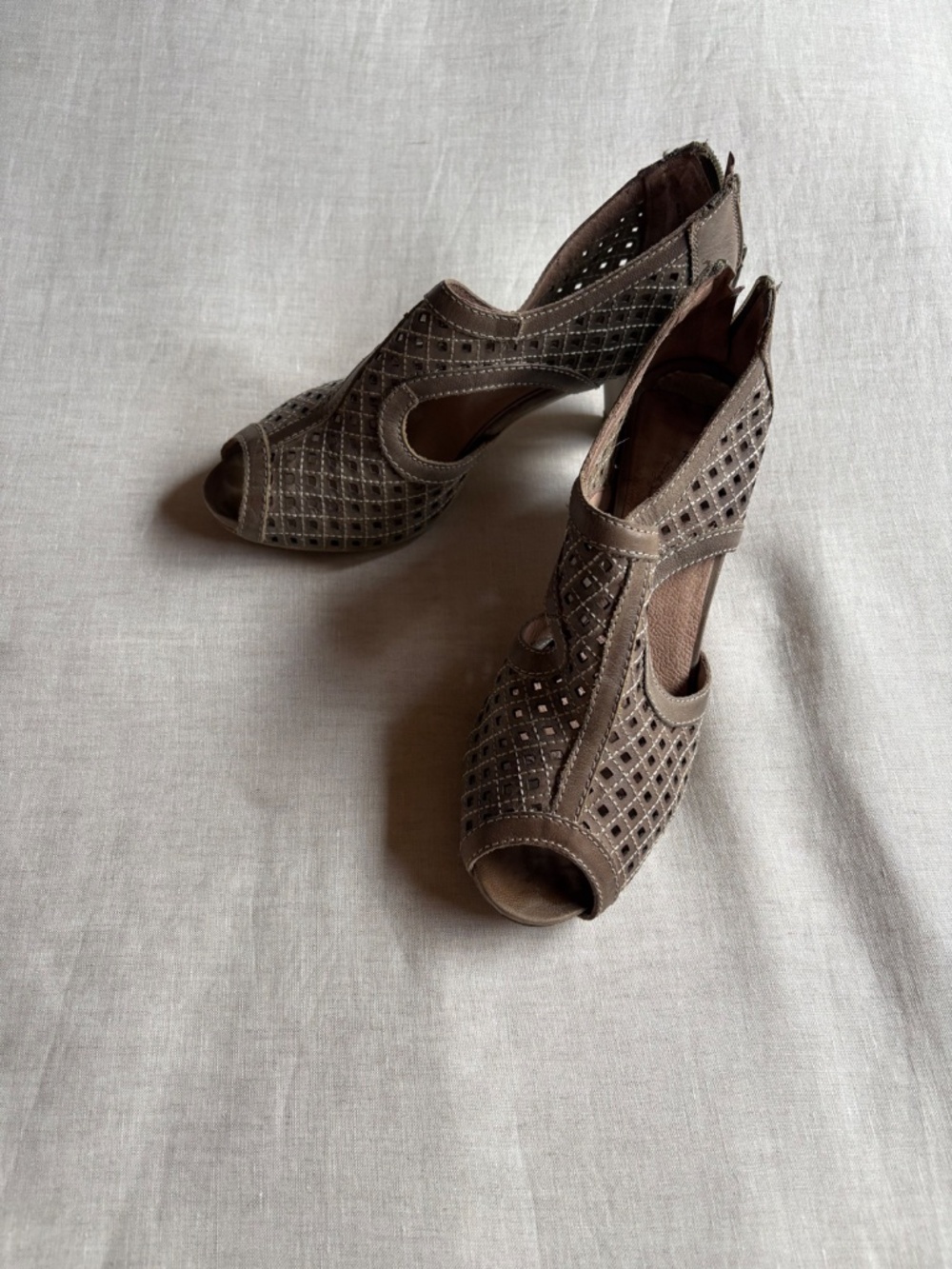Pikolinos Vic Perforated Peep Toe Heels